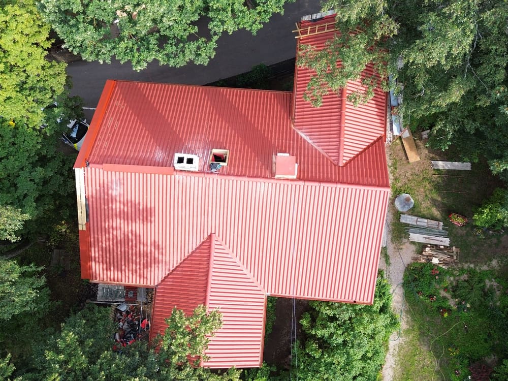 Sarkanais metāla dakstiņu jumts no augšas