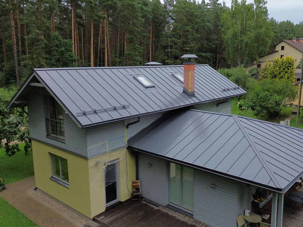 Divstāvu māja ar pelēku valcētā skārda jumtu